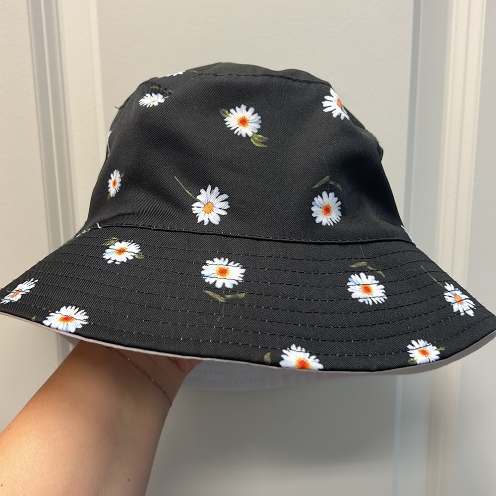 ALICE + OLIVIA daisy printed bucket hat - Picture 2 of 3